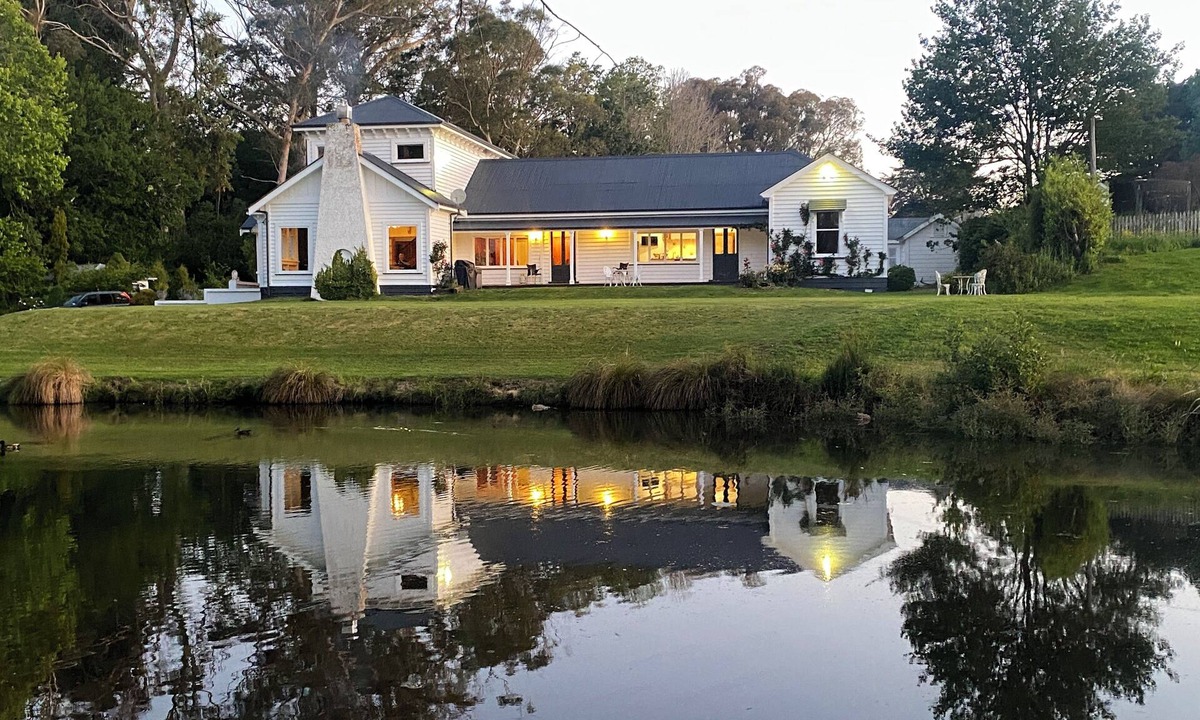 Solway House | Modernized country house set in beautiful gardens with swimming pool. n