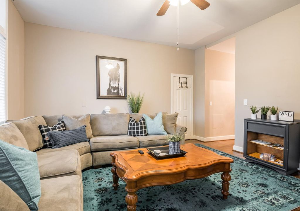 Old Louisville Apartment | Modernized Old Louisville Condo! - 1 mile to Downtown, sleeps 6!