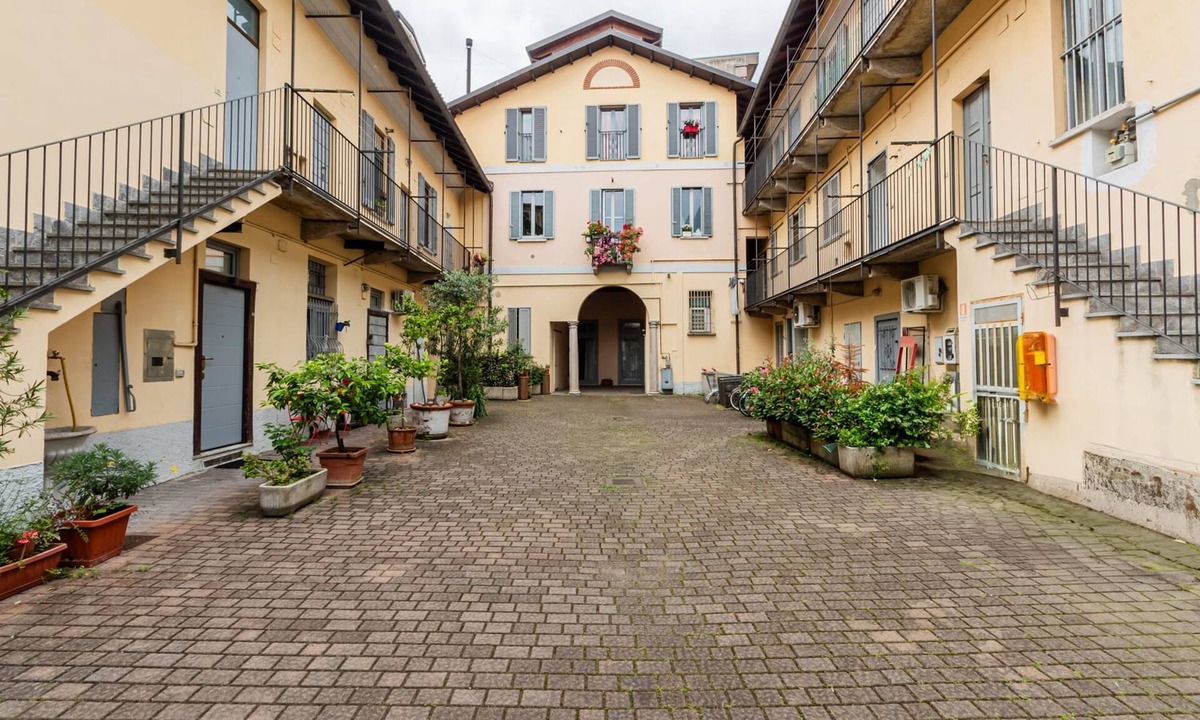Corsico Apartment | Moderno Loft nel Cortile di un Casale Storico