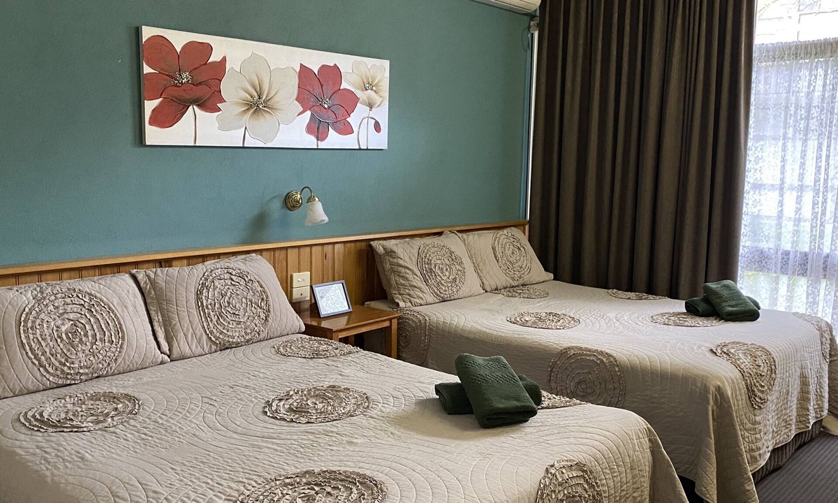 Moe Hotel | Moe Motor Inn