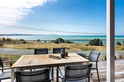 Moeraki House | Moeraki Beachfront - Sea Views and Boat Parking