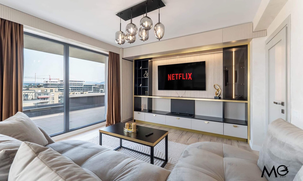 Tractorul Apartment | MoHost Valcom - Luxury Skyline Penthouse