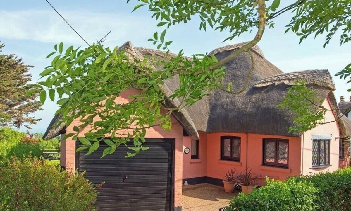 Shanklin Cottage | Mole Cottage - a cottage that sleeps 7 guests in 3 bedrooms