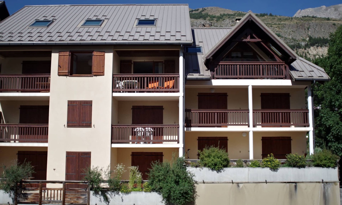 Monetier-les-Bains Apartment | Monetier: Sunny comfortable modern flat ideally located for mountain enthusiasts