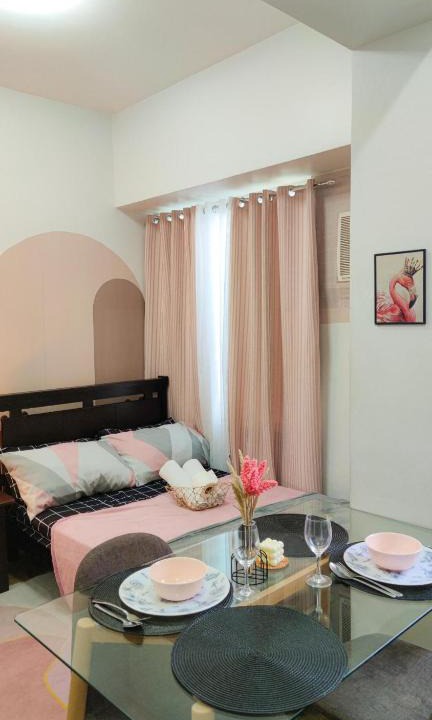 Muntinlupa Apartment | Monochromatic studio with Netflix & Pool access.