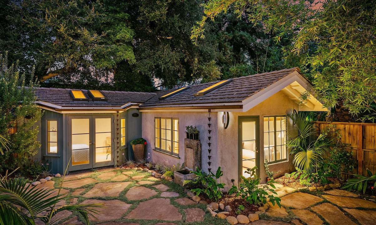 Montecito Cottage | Montecito Beach Holiday - Tropical Coastal Cottage within Walking Distance to Miramar Beach