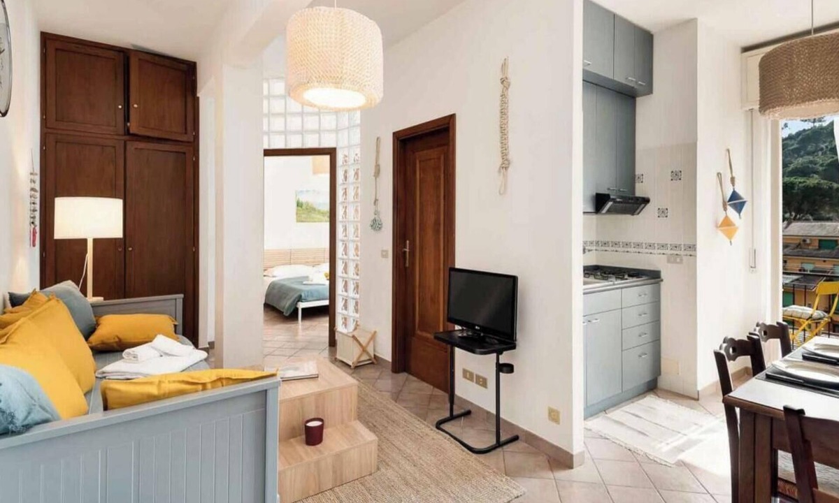 Cinque Terre House | Monterosso is the most comfortable village of the Cinque Terre for your holidays, La Tana del Polpo will allow you to reach the beach in just 5 minutes by foot. The large bedroom can accommodate up to 4 people and the kitchen will allow you to cook and e