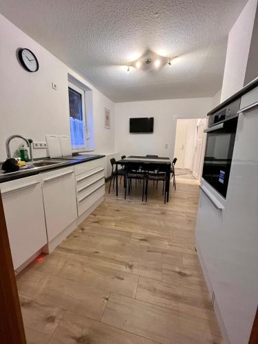 Fuldatal Apartment | Monteurunterkunft Simmershausen bei Kassel Einzelbetten, Parken, Waschen, Wifi