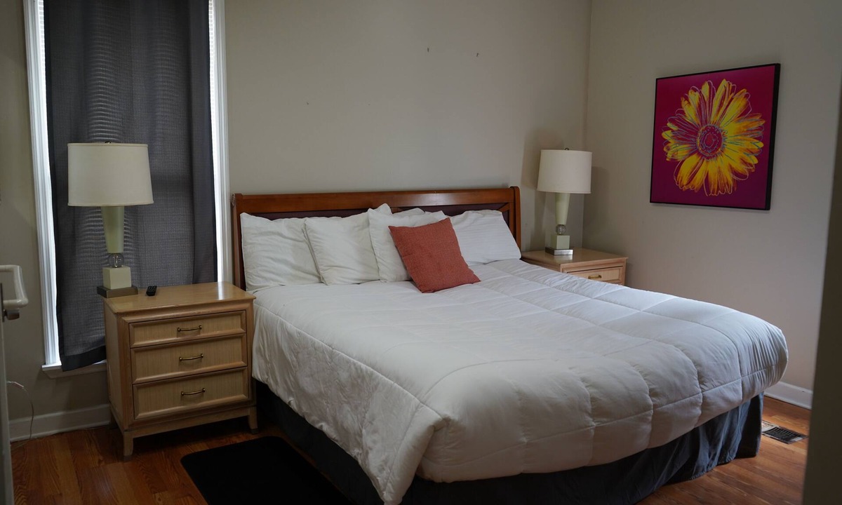 New Pathways House | Monthly Stays-12 BR Compound-9 BR Main House+ 3BR Cabin-Perfect for Large Groups