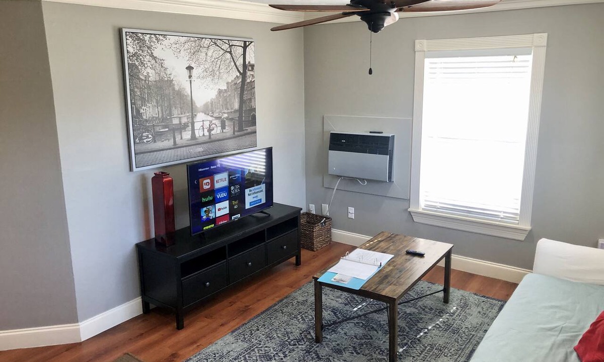 Neartown Condo | Montrose Hist Dist - Cozy 2 BRs apt
