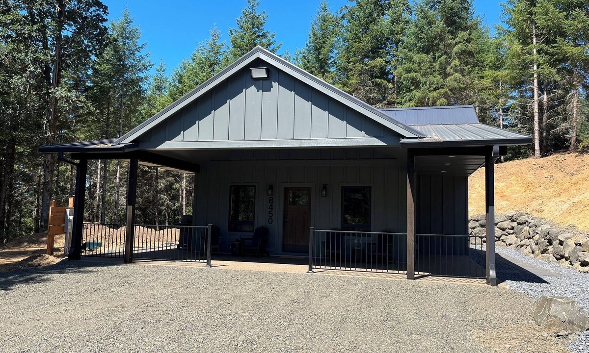 Willamina Cabin | Moody 2-bedroom private cabin minutes from Spirit Mountain casino