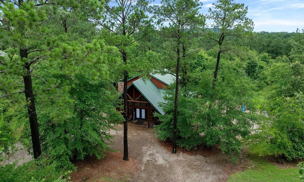 Hochatown Cabin | Moon Over Paradise | Spacious Family Retreat with Sports Court and Game Loft