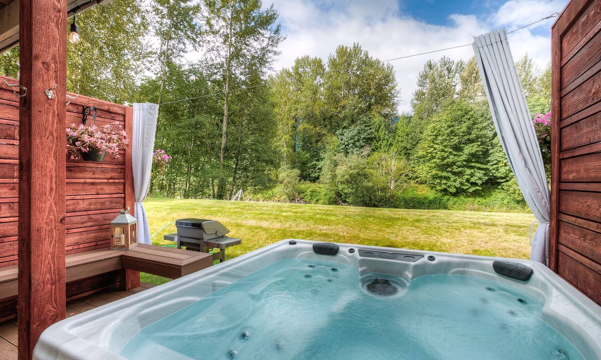 North Bend House | Moon River Suites 2 - on River, Private Hot Tub, Downtown NO FLOOD IMPACTS