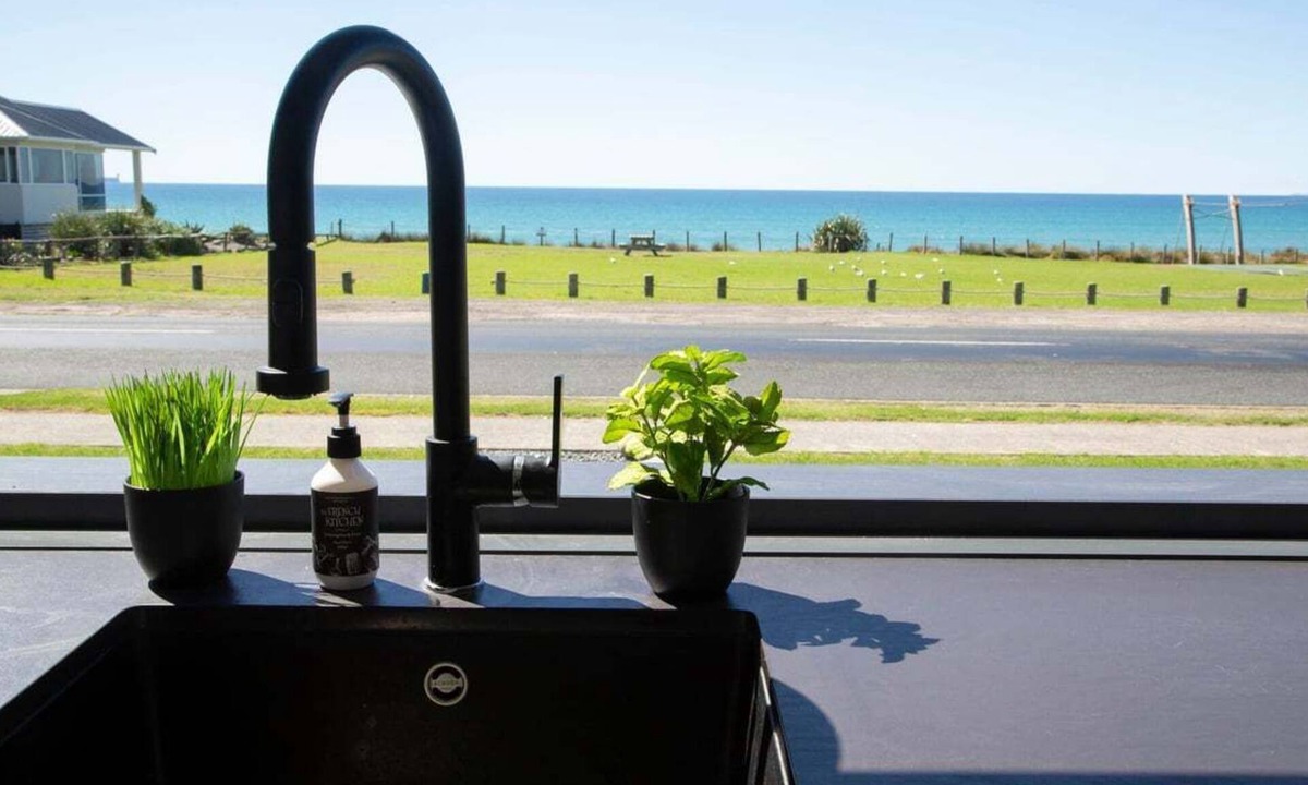 Pukehina House | Mooney Manor Beach Bach
