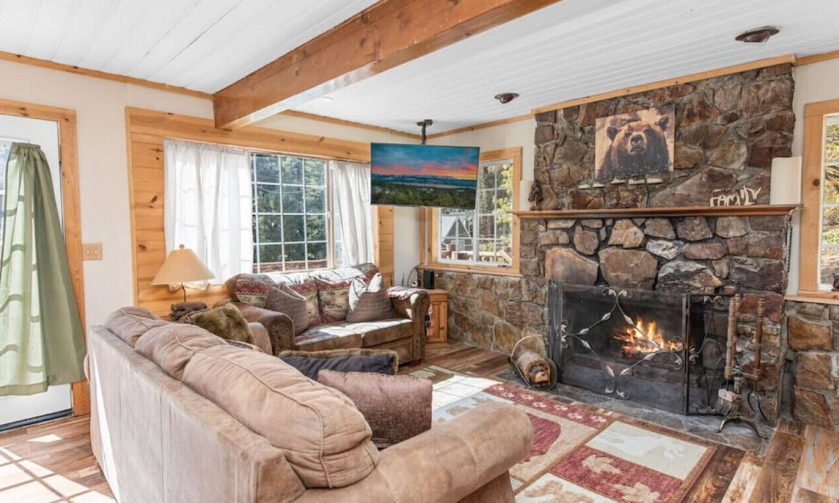 Upper Moonridge Cabin | Moonlight Ridge 3 bedroom close to Bear Mountain