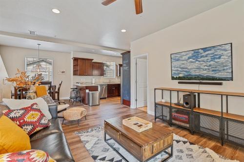 Flagstaff Villa | Moonlight Ridge Spacious Townhome 3 miles from Downtown AC Garage Near Snowbowl