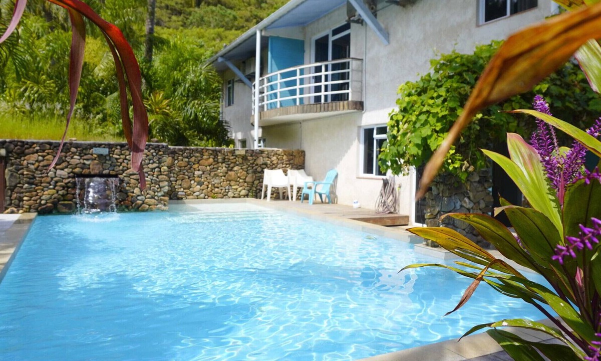 Pihaena House | MOOREA - Waterfall Pool Coconut 1