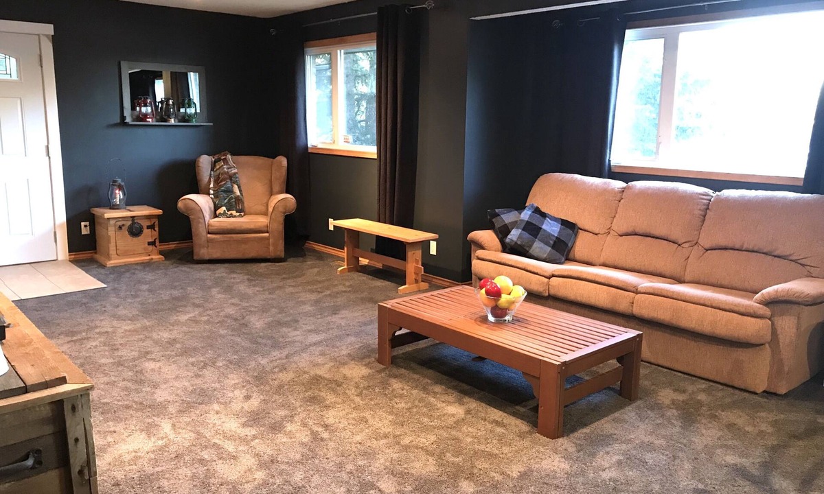 Bragg Creek House | Moose Mountain Hideaway Private 2 Bedroom & Spacious Lounge 4 people maximum