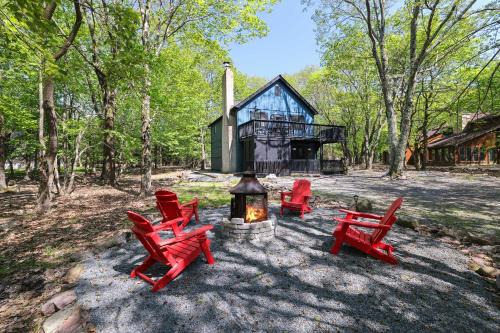 Lake Harmony Estates House | Moose Tracks Cabin Hot Tub 5 Min to Slopes