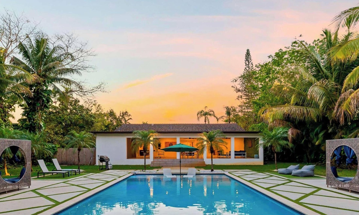 Golden Glades House | Moroccan Style Villa with Resort Pool & Cabana