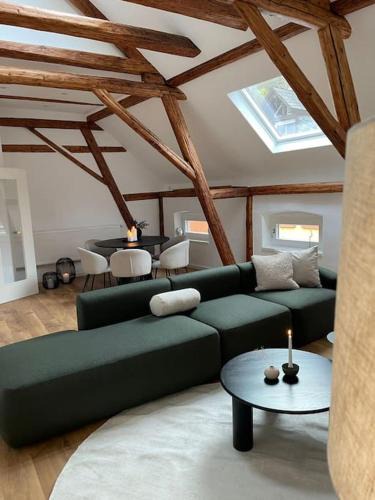 Uerzig Apartment | Mosel-Charm - Urige Dachgeschosswohnung für 6 Personen - 3 Schlafzimmer, Fahrradkeller & Gratis WLAN - BG Living & Hosting