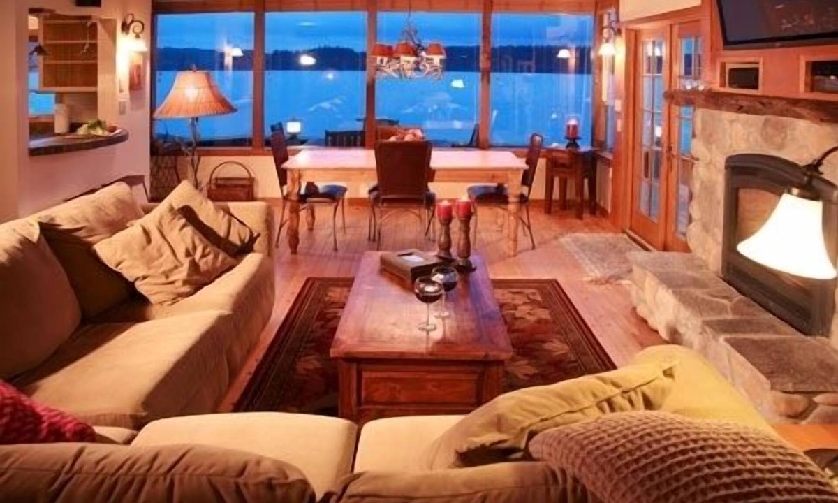 Freeland House | Most Romantic Spot Ever - Beach Hideaway Steps from the Beach