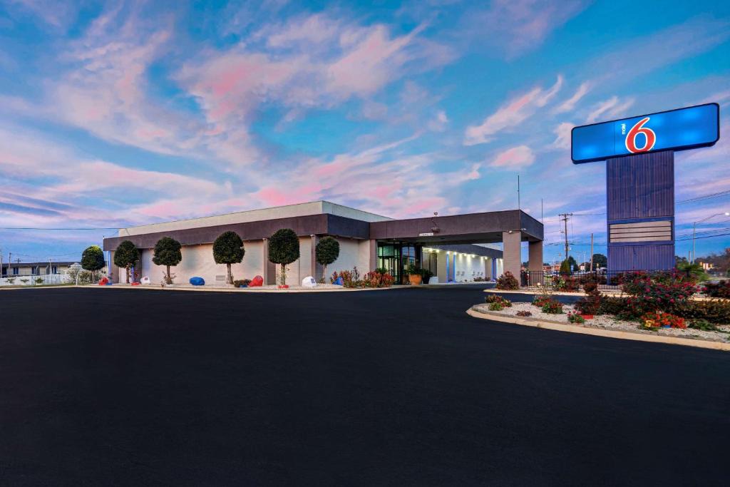 Burlington Hotel | Motel 6 Burlington