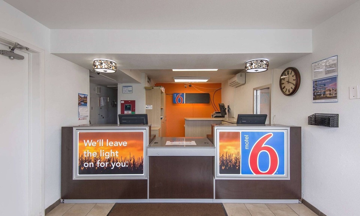 Waldron Hotel | Motel 6 Kansas City, MO - Airport