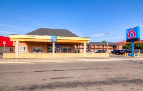 South Lethbridge Hotel | Motel 6-Lethbridge, AB