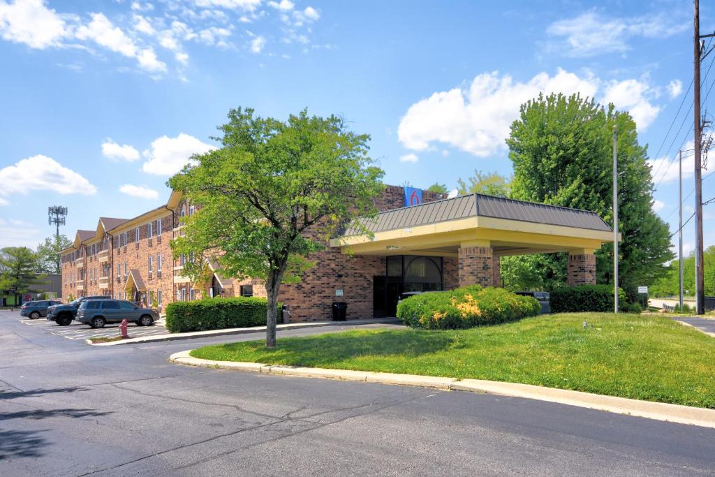 Libertyville Hotel | Motel 6-Libertyville, IL