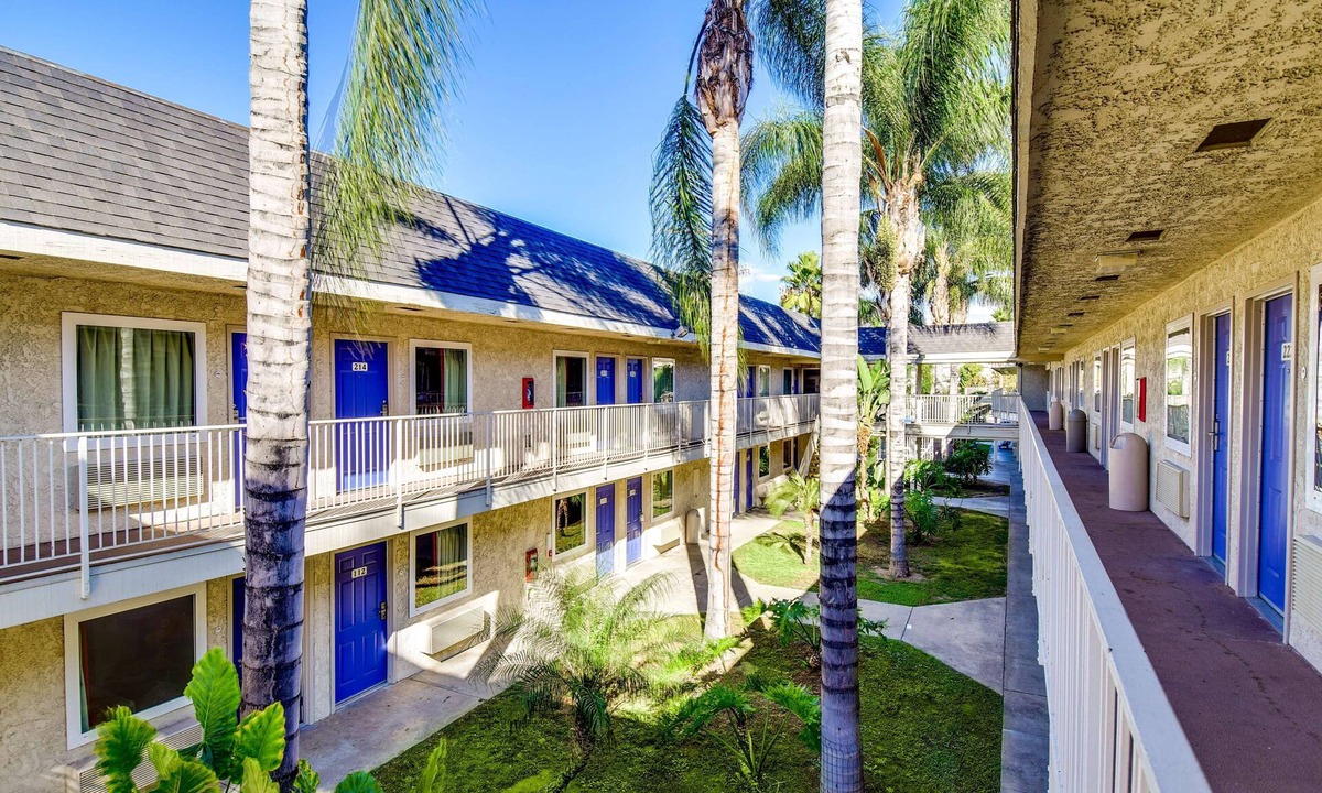 La Sierra Hotel | Motel 6 Riverside, CA - South