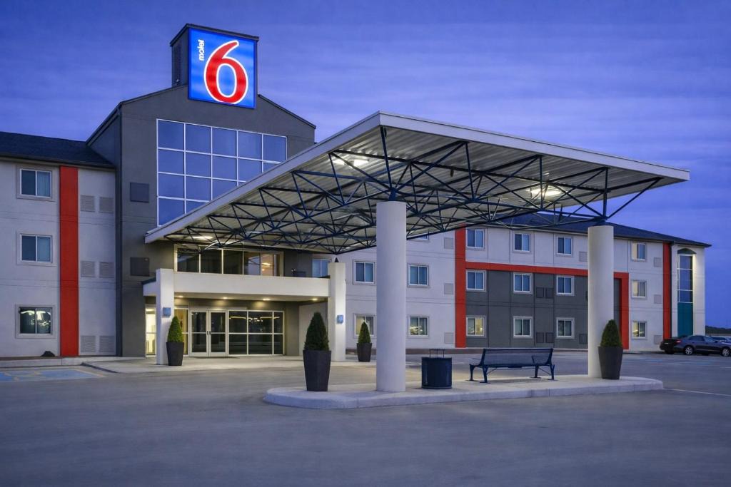 North Industrial Hotel | Motel 6-Saskatoon, SK