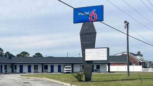 Williamston Hotel | Motel 6 Williamston, NC - Highway 17