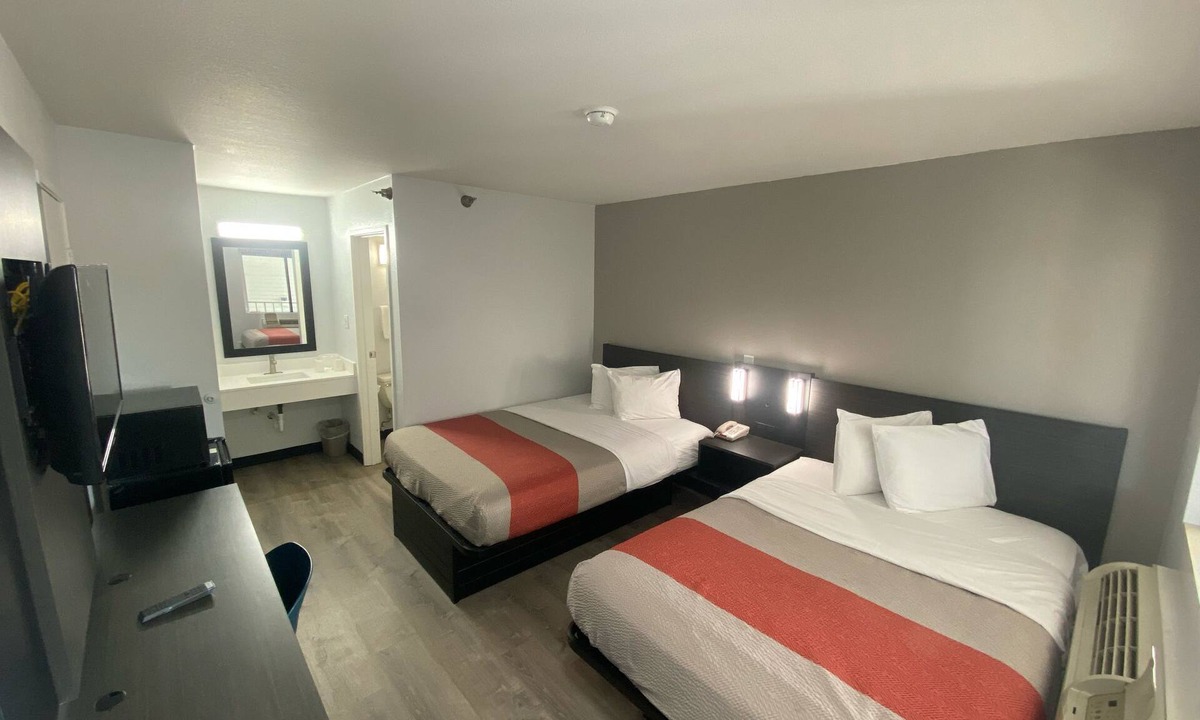 Windsor Locks Hotel | Motel 6 Windsor Locks, CT - Hartford