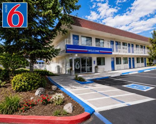 Yreka Hotel | Motel 6-Yreka, CA