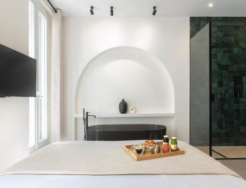 1st Arrondissement Hotel | Mouchki