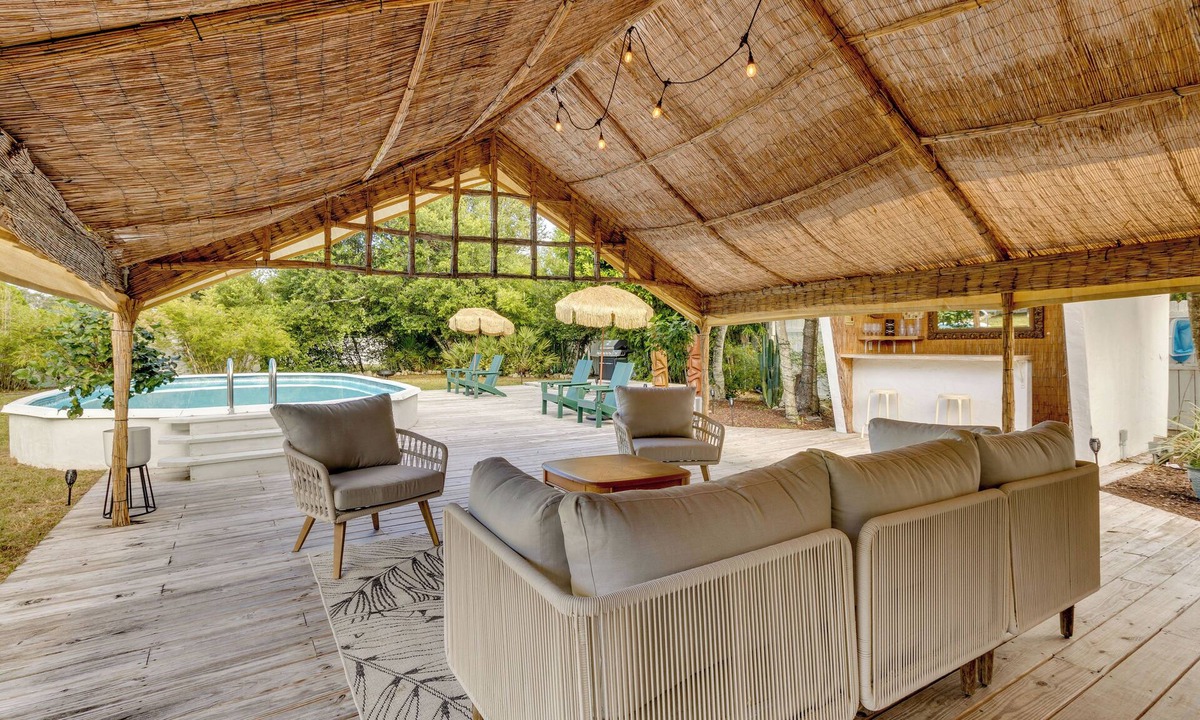Mount Dora Cottage | Mount Dora Home: Private Pool, Spa & Tropical Bar!