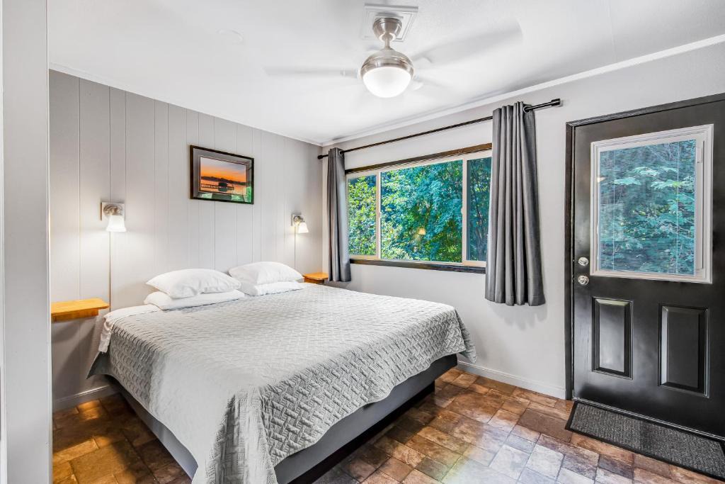 Quilcene House | Mount Olympus Suite, Room 9 at Mount Walker Inn
