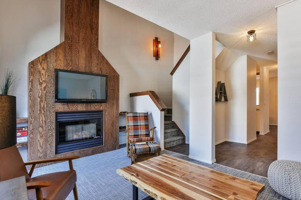 Canmore House | Mount Rundle View Townhouse - Downtown Canmore