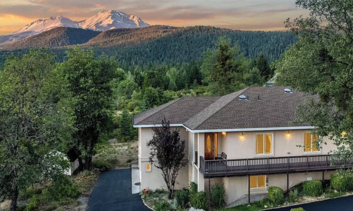 Mount Shasta Apartment | Mount Shasta is calling - Amazing Views- The House of Light - Pet Friendly