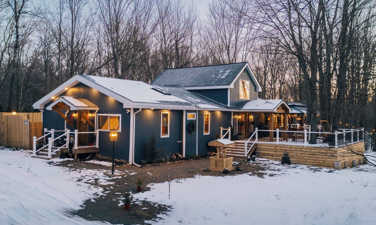 Newfoundland Cabin | Mount Zurich/Poconos/14 PPL/XL Hot Tub/Pool Table/Playground/Fire-pit/Games