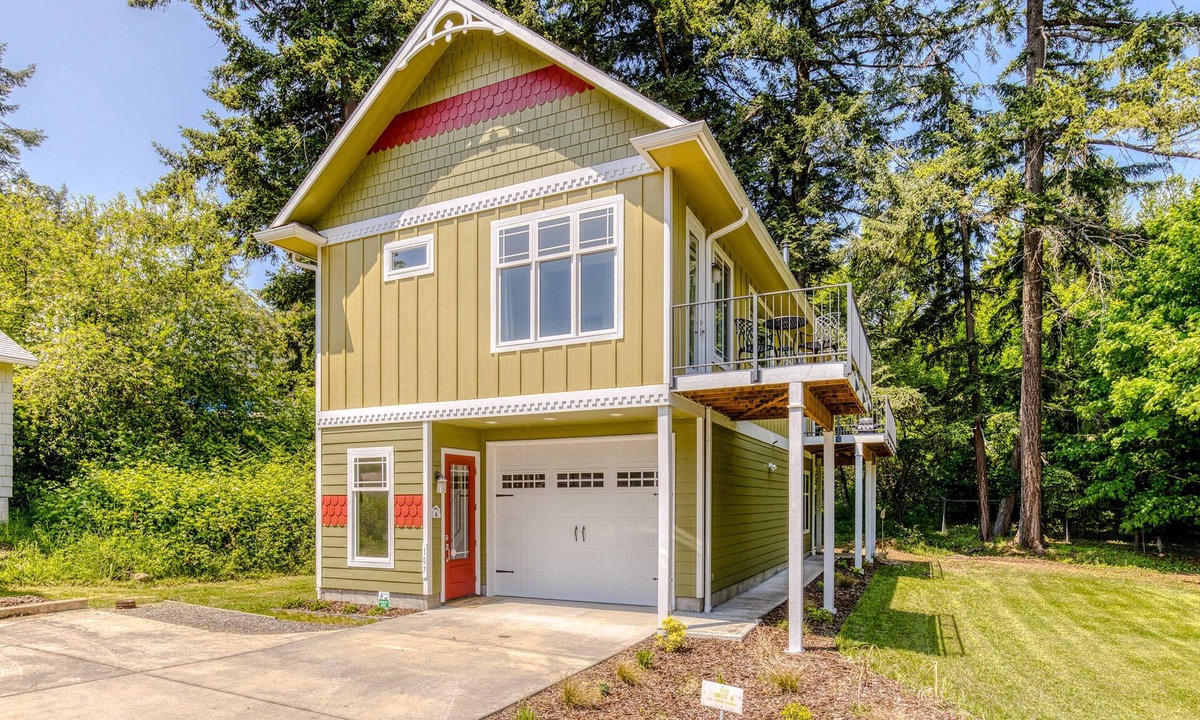 Stevenson House | Mountain and river-view home & studio with fireplace, grills, outdoor areas