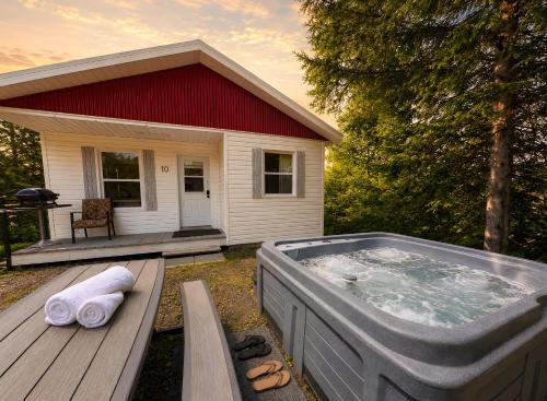 Saint-Tite-des-Caps Ski Chalet | Mountain Breeze Refuge near Mont-Ste-Anne