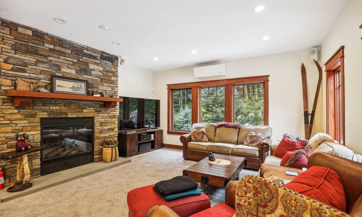 Killington Ski Chalet | Mountain Brook Lodge a spectacular house, A/C 6 miles from Killington Resort access to Pico Fitness Center and Pool The Killington golf course and Green Mountain National Golf Course are just a few minutes from this location.