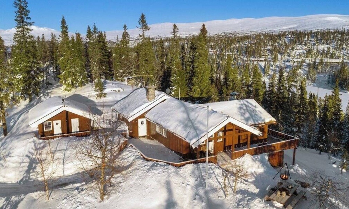 Kroderen House | Mountain Cabin with Stunning Views, Sauna & Lake