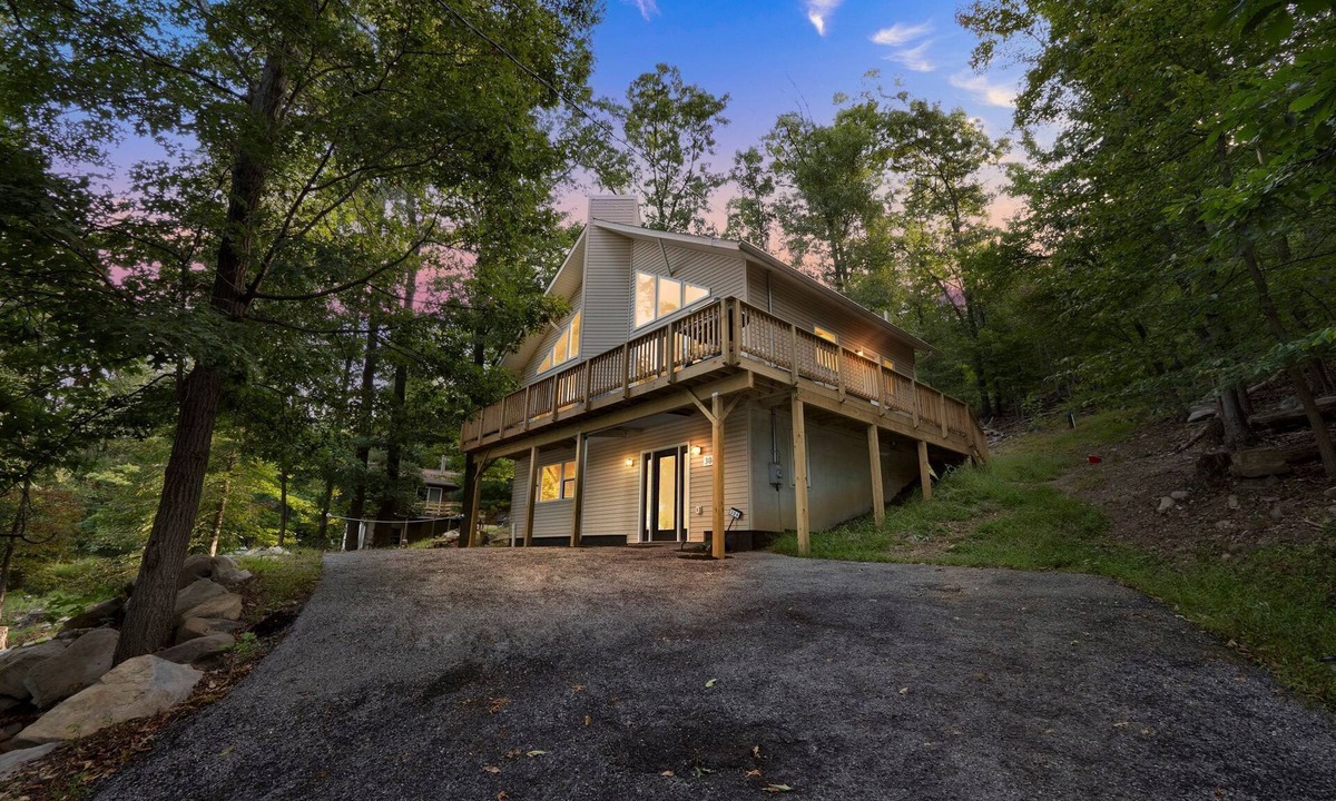 Kabletown House | Mountain Chic Retreat-Harpers Ferry, the AT, Wine country w/Lake Beach passes!