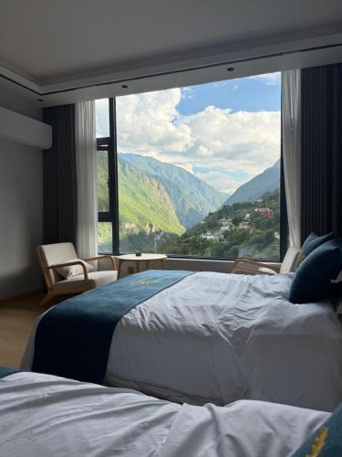 Hutiaoxia House | Mountain Creek Cliffside B&B