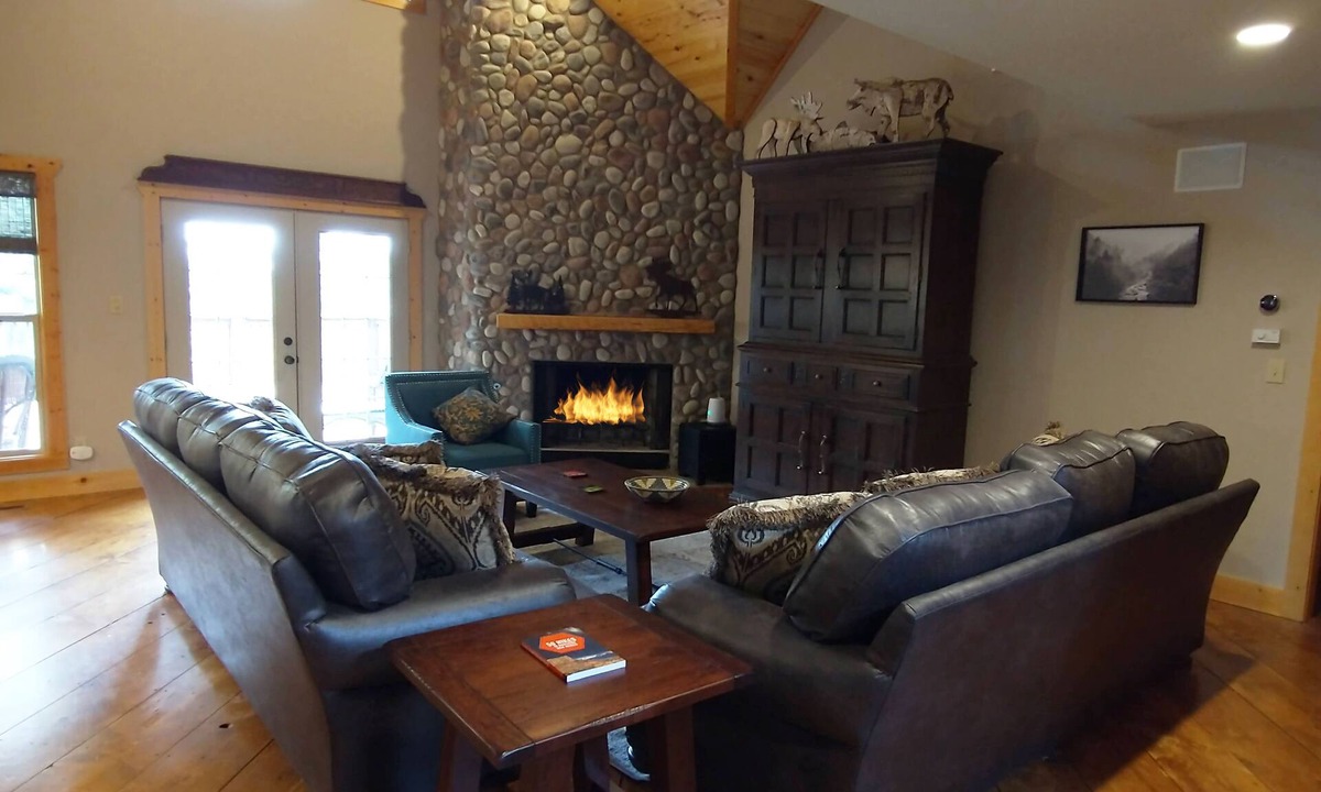 Angel Fire House | Mountain Elegance with Multiple Living Areas. Featured on HGTV’s House Hunter’s