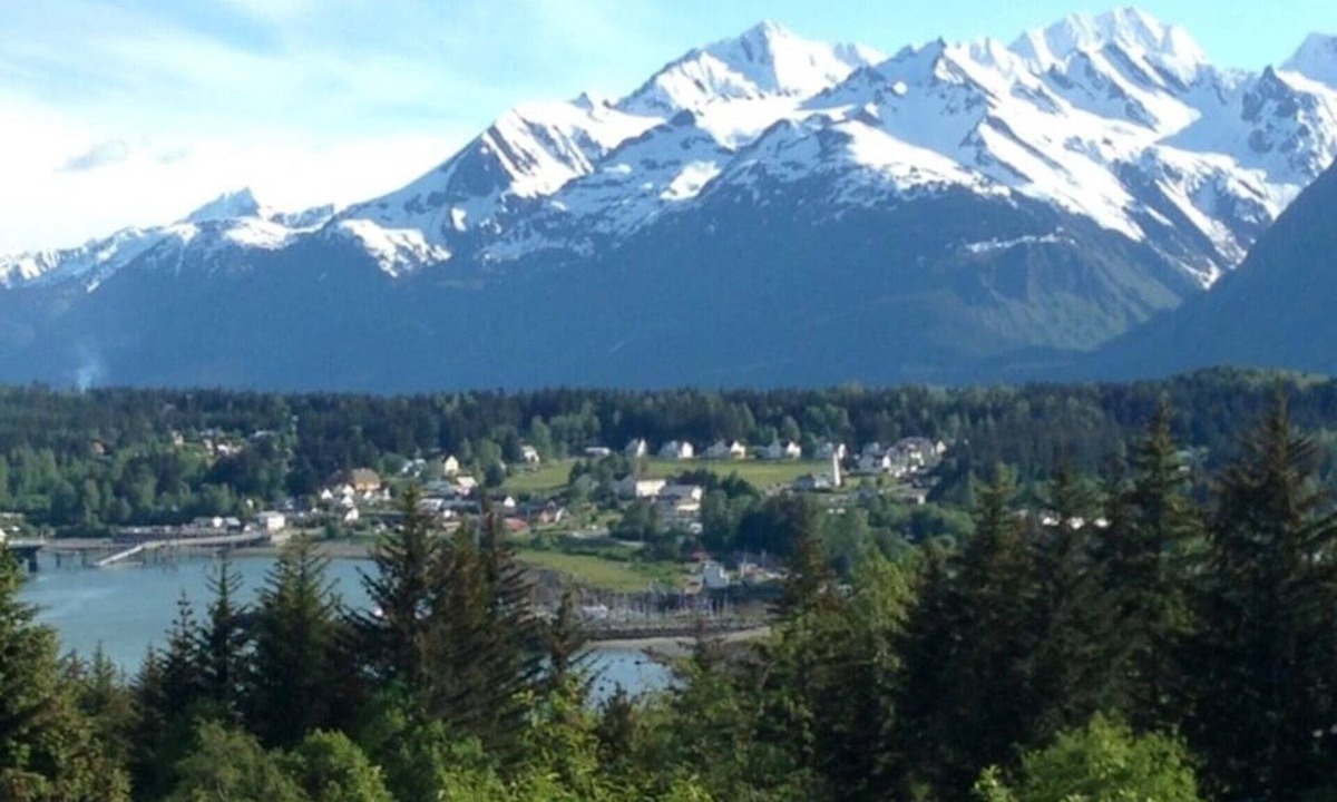 Haines Ski Chalet | Mountain & Glacier View Chalet
