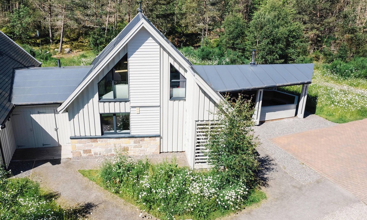 Alvie Cottage | MOUNTAIN HARE APARTMENT, pet friendly, with open fire in Aviemore